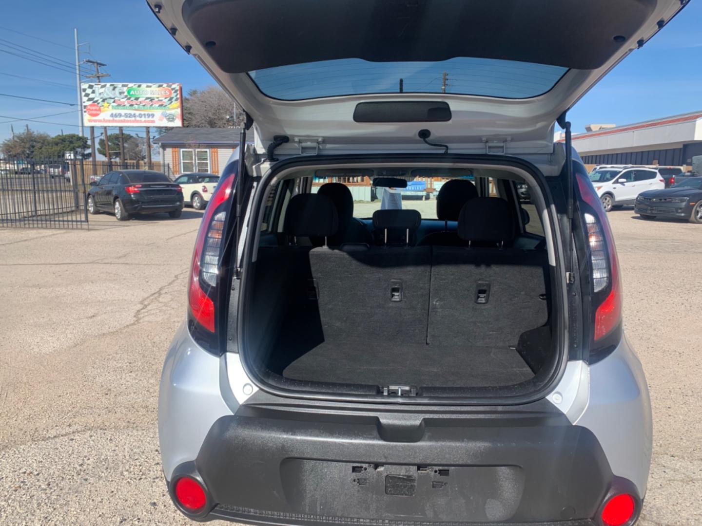 2015 SILVER /Black Kia Soul (KNDJN2A20F7) with an 1.6L engine, AUTOMATIC transmission, located at 1830 North Belt Line Road, Irving, TX, 75061, (469) 524-0199, 32.834373, -96.993584 - Photo#7